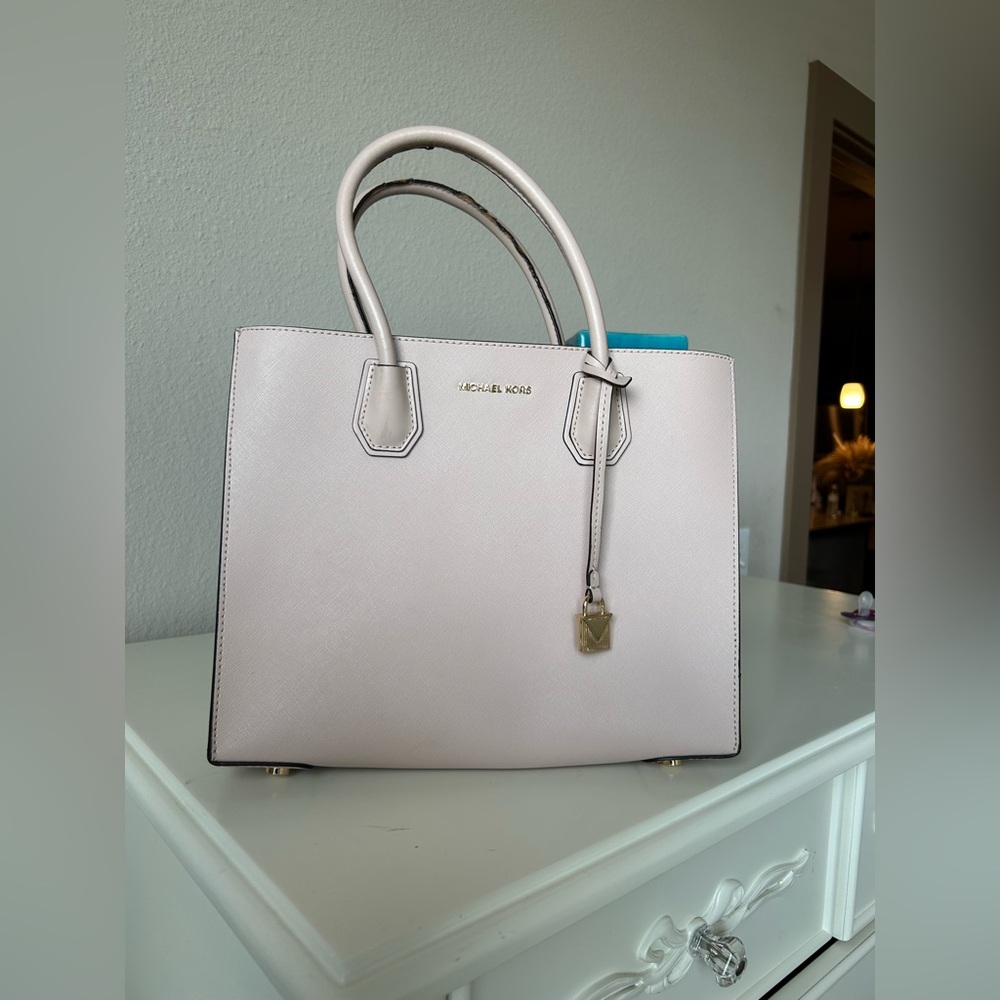 MICHAEL KORS Mercer Large Color-Block Saffiano Leather Tote Bag - Picture 12 of 13
